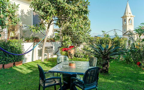 Etna View: Propriété, Arbre, Immobilier, Bâtiment, Jardin, Maison, Herbe, Arrière-Cour, Cour, Table