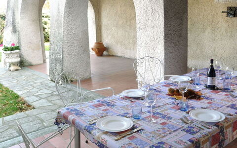 La Bertolina: Nappe De Table, Table, Propriété, Pièce, Architecture, Meubles, Design Intérieur, Bâtiment, Restaurant, Maison