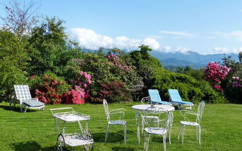 La Bertolina: Propriété, Pelouse, Herbe, Table, Jardin, Ciel, Meubles, Chaise Pliante, Maison, Cour