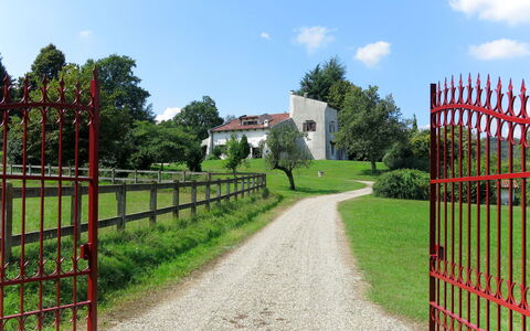 La Bertolina: Clôture, Herbe, Lot Terre, Ciel, Zone Rurale, Porte, Arbre, Architecture, Paysage, Maison