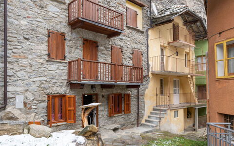 Ivan: Bâtiment, Fenêtre, Bois, Architecture, Plante, Porte, Brique, Design Urbain, Condominium