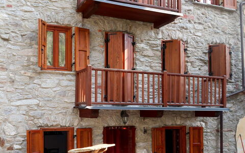 Ivan: Bâtiment, Fenêtre, Porte, Plante, Bois, Maison, Façade, Brique, Brickwork