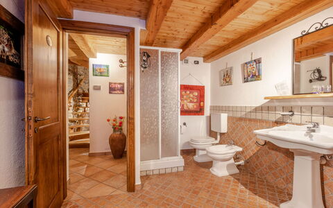 Ivan: Propriété, Cadre, Évier, Luminaire Plomberie, Bois, Éclairage, Robinet, Architecture, Salle De Bains, Sol