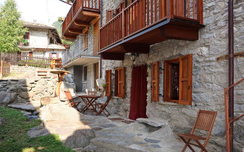 Ivan: Propriété, Bâtiment, Plante, Fenêtre, Ciel, Quartier, Bois, Immobilier, Zone Résidentielle, Chalet