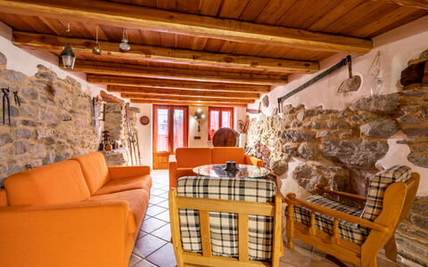 Ivan: Propriété, Bâtiment, Bois, Design Intérieur, Étagère, Maison, Canapé, Sol, Sol, Faisceau