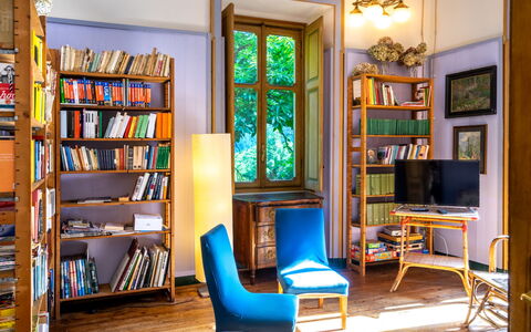 Villa Biino: Bibliothèque, Propriété, Meubles, Étagère, Cadre, Table, Livre, Bois, Rayonnage, Éclairage