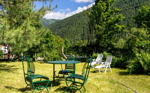 Villa Biino: Plante, Nuage, Ciel, Communauté Des Plantes, La Nature, Montagne, Paysage Naturel, Arbre, Ombre, Chaise