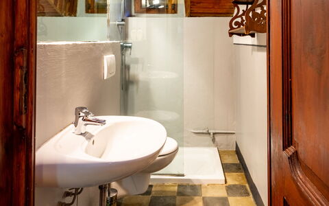 Villa Biino: Marron, Miroir, Robinet, Luminaire Plomberie, Lavabo, Évier, Propriété, Salle De Bains, Bois, Design Intérieur