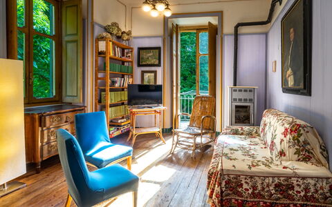 Villa Biino: Meubles, Cadre, Bâtiment, Vert, Fenêtre, Bleu Azur, Chaise, Bois, Éclairage, Design Intérieur