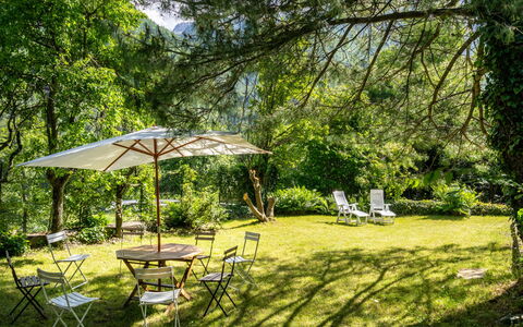 Villa Biino: Plante, Meubles, Table, Paysage Naturel, Ombre, Arbre, Tableau De Plein Air, Chaise, Mobilier De Jardin, Herbe