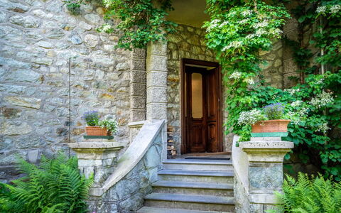 Villa Biino: Plante, Bâtiment, Escaliers, Bleu Azur, Porte, Bois, Maison, Mur De Pierre, Chalet, Brique