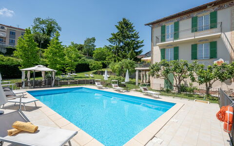 Savio: L'Eau, Plante, Ciel, Propriété, Piscine, Bâtiment, Bleu Azur, Fenêtre, Ombre, Mobilier De Jardin