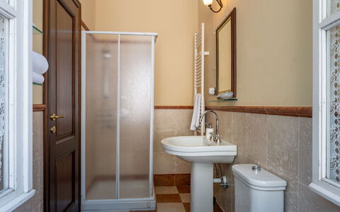 Savio: Robinet, Miroir, Évier, Luminaire Plomberie, Propriété, Lavabo, Photographier, Salle De Bains, Bâtiment, Violet