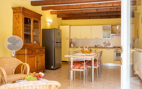 Savio: Table, Meubles, Cabinetry, Propriété, Comptoir, Bois, Cuisine, Design Intérieur, Sol, Jaune