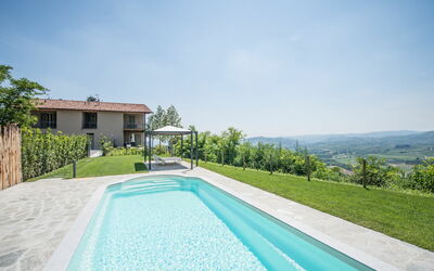 Costigliole D'Asti 602: Ciel, Plante, L'Eau, Bâtiment, Bleu Azur, Piscine, Arbre, Lot Terre, Herbe, Ombre