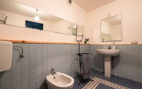 Carla: Miroir, Luminaire Plomberie, Robinet, Évier, Lavabo, Propriété, Bâtiment, Violet, Salle De Bains, Design Intérieur