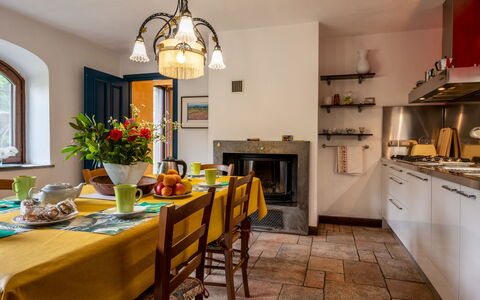 Carla: Cabinetry, Comptoir, Table, Propriété, Meubles, Fenêtre, Cuisine, Plante, Appareil De Cuisine, Bois