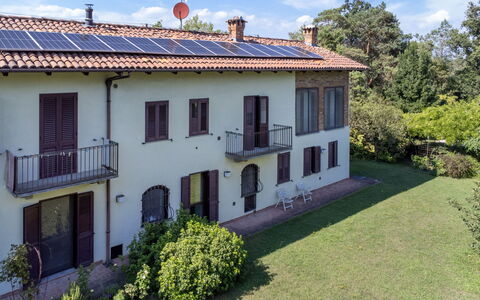 Carla: Plante, Ciel, Propriété, Fenêtre, Bâtiment, Nuage, Arbre, Lot Terre, Herbe