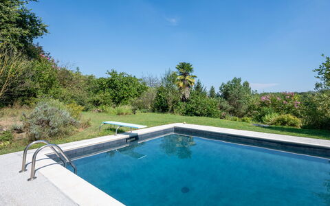Carla: L'Eau, Plante, Ciel, Propriété, Piscine, Bleu Azur, Arbre, Ombre, Herbe, Plan D'Eau