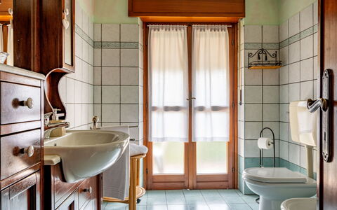 Ca' D'Gnese: Robinet, Luminaire Plomberie, Évier, Propriété, Bâtiment, Lavabo, Bois, Salle De Bains, Violet