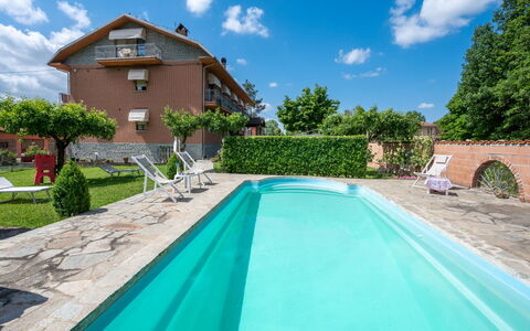 Ca' D'Gnese: Nuage, Ciel, Plante, Propriété, L'Eau, Bâtiment, Bleu Azur, Arbre, Piscine, Maison