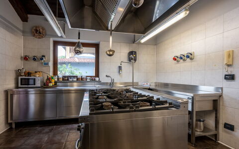La Grotta di Cech: Cabinetry, Comptoir, Cuisine, Cuisinière, Design Intérieur, Appareil De Cuisine, Évier, Maison, Bois, Gaz Poele