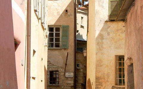 Torre Paponi 602: Plante, Fenêtre, Bâtiment, Ciel, Zone Résidentielle, Maison, Surface De La Route, Sol, Ruelle