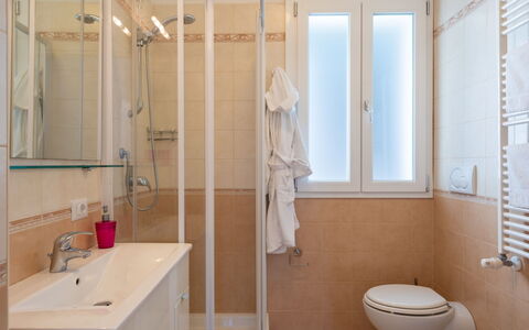 Pietrabruna 665: Salle De Bains, Pièce, Propriété, Mur, Design Intérieur, Architecture, Luminaire Plomberie, Porte, Bâtiment, Maison