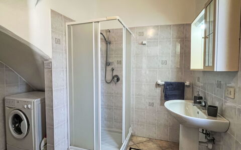 Casa Simona (Dol134): Buanderie, Miroir, Luminaire Plomberie, Robinet, Évier, Sécheuse, Machine À Laver, Salle De Bains, Bâtiment