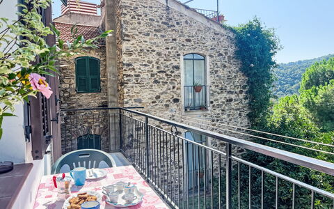 Casa Simona (Dol134): Bâtiment, Propriété, Jour, Ciel, Bleu Azur, Vaisselle, Plante, Quartier, Clôture, Chalet