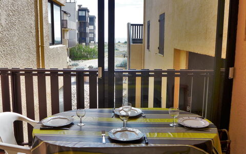 Lacanau 450: Restaurant, Pièce, Propriété, Jaune, Table, Bâtiment, Design Intérieur, Meubles, Maison, Immobilier