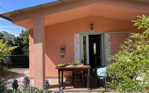 Casa dei Nonni (Imp425): Plante, Bâtiment, Propriété, Ciel, Ombre, Fenêtre, Porte, Bois, Architecture, Lot Terre