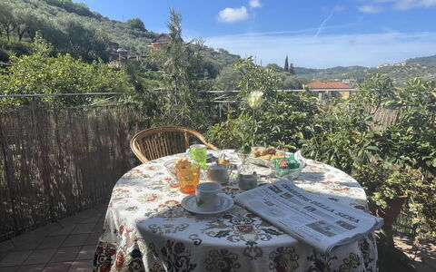 Casa dei Nonni (Imp425): Ciel, Nuage, Propriété, Plante, Table, Montagne, Paysage Naturel, Nappe De Table, Chaise, Arbre
