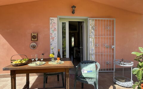Casa dei Nonni (Imp425): Table, Propriété, Meubles, Bâtiment, Plante, Bois, Design Intérieur, Maison, Sol, Sol