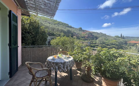 Casa dei Nonni (Imp425): Nuage, Ciel, Plante, Meubles, Bâtiment, Pot De Fleur, Chaise, Bois, Table, Porte