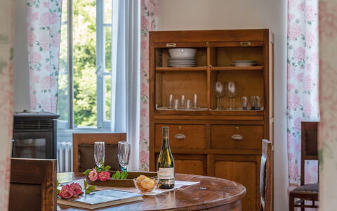 Molini di Prelà 627: Marron, Cabinetry, Meubles, Propriété, Bouteille, Bois, Tiroir, Design Intérieur, Fenêtre, Sol