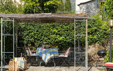 Molini di Prelà 627: Plante, Ombre, Chaise, Arbre, Éclairage Public, Mobilier De Jardin, Tableau De Plein Air, Loisir, Table, Herbe