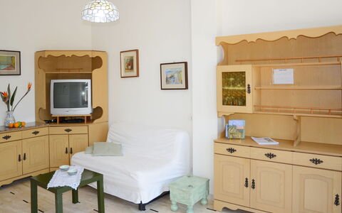 Poggi 624: Meubles, Pièce, Propriété, Jaune, Design Intérieur, Bâtiment, Sol, Commode, Table, Mur