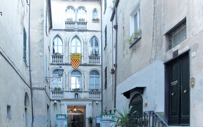 Finale Ligure 660: Bâtiment, Fenêtre, Plante, Porte, Bleu, Bleu Azur, Architecture, Quartier, Route, Ruelle