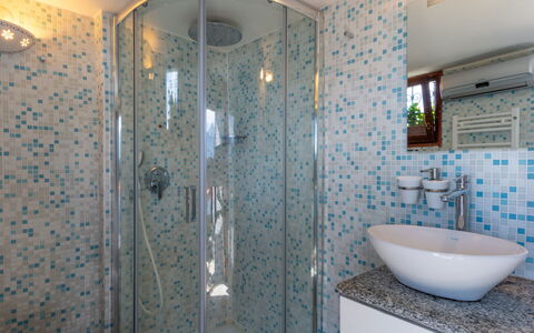 La Tana del Lupo: Miroir, Luminaire Plomberie, Robinet, Propriété, Porte De Douche, Tete De Douche, Évier, Salle De Bains, Bleu, Douche
