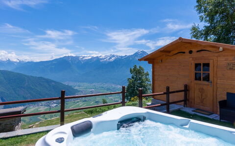 La Tana del Lupo: Ciel, Nuage, L'Eau, Montagne, Baignoire, Fenêtre, Plante, La Nature, Bleu Azur, Piscine