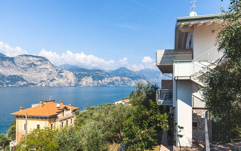 Brenzone 699: Ciel, L'Eau, Nuage, Bâtiment, Plante, Montagne, Arbre, Maison, Fenêtre, Lac