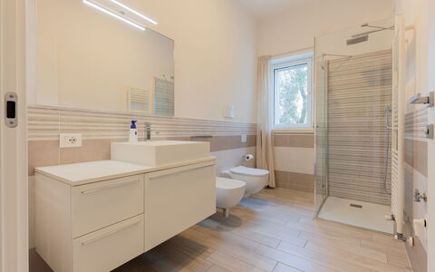 Brenzone 699: Salle De Bains, Pièce, Propriété, Design Intérieur, Sol, Tuile, Meubles, Bâtiment, Immobilier, Architecture