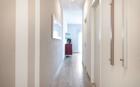 Brenzone 699: Blanc, Propriété, Plafond, Pièce, Sol, Design Intérieur, Bâtiment, Architecture, Mur, Maison