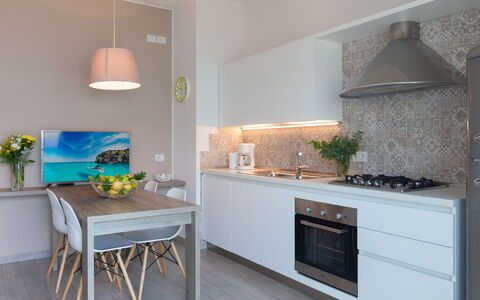 Brenzone 699: Comptoir, Meubles, Pièce, Cuisine, Propriété, Cabinetry, Cuisinière, Design Intérieur, Sol, Turquoise