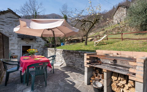 Baita Anita: Ciel, Propriété, Plante, Arbre, Mobilier De Jardin, Ombre, Table, Tableau De Plein Air, Bois, Paysage