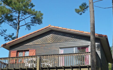 Picasso: Ciel, Propriété, Bâtiment, Bois, Arbre, Architecture, Toit, Façade, Siding, Chalet