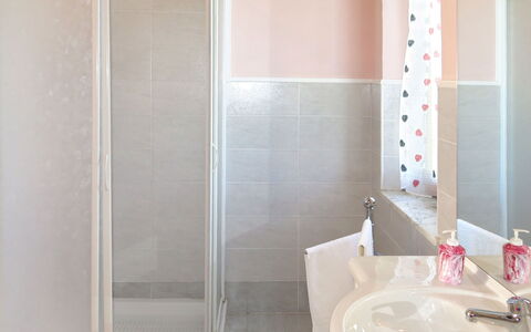 Il Cavaliere: Propriété, Pièce, Salle De Bains, Tuile, Architecture, Design Intérieur, Mur, Immobilier, Maison, Sol