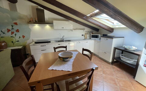 Il Ghiro: Meubles, Table, Chaise, Cuisine, Bois, Comptoir, Sol, Sol, Appareil De Cuisine, Cabinetry