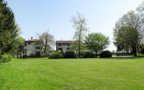 Casa del Ligustro: Ciel, Plante, Propriété, Bâtiment, Arbre, Feuille, Paysage Naturel, Lot Terre, Maison, Herbe